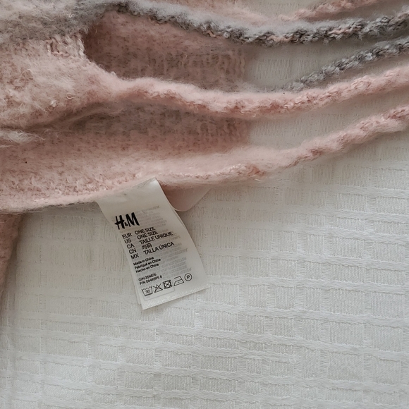 H&M Super Soft Cozy Neckscarf - Picture 2 of 3